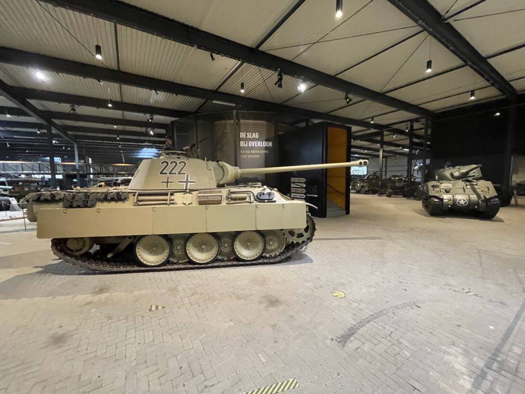 Twee tanks in de centrale hal van het oorlogsmuseum