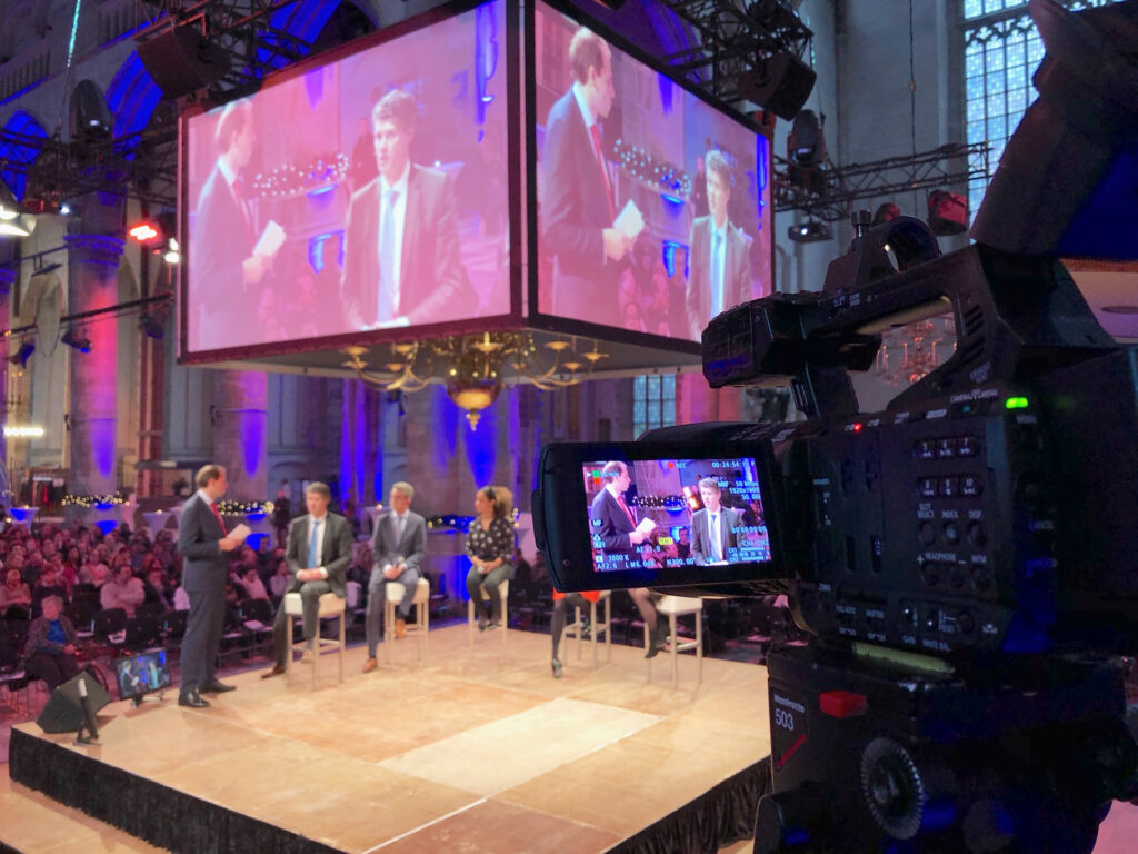 Foto van hybride congres met camera erbij