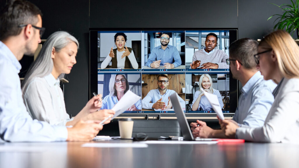 Deelnemer aan een hybride vergadering via een videoverbinding