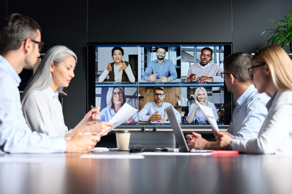 Deelnemer aan een hybride vergadering via een videoverbinding