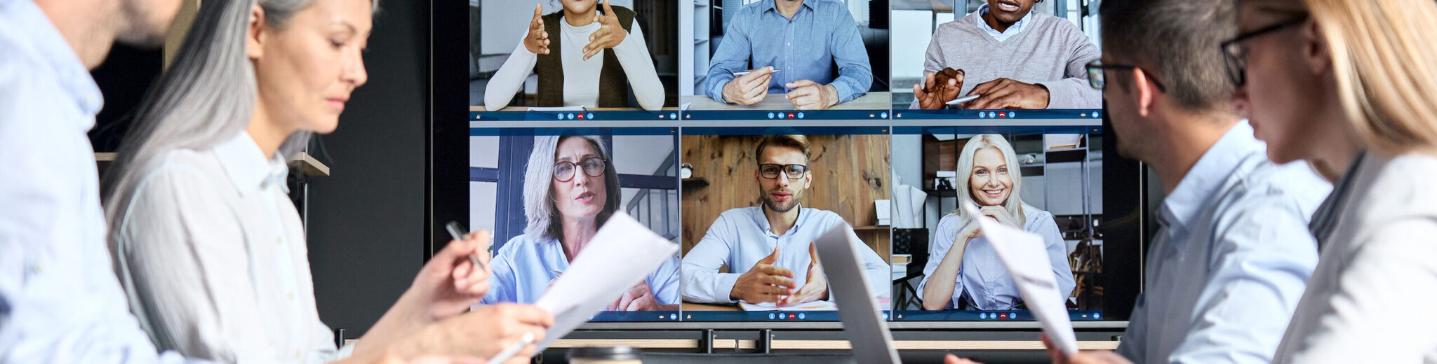 Deelnemer aan een hybride vergadering via een videoverbinding