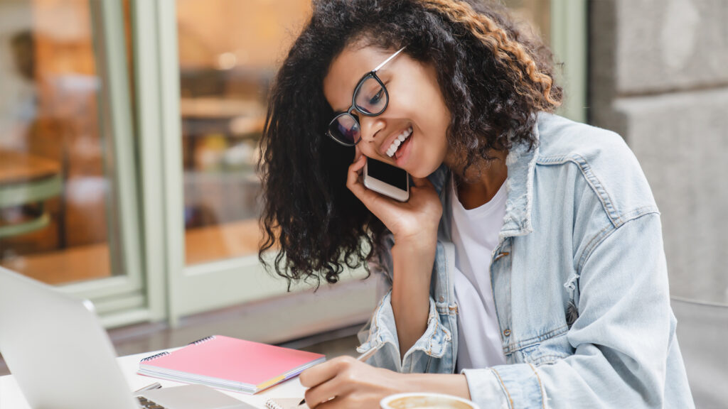 Foto van vrouw met laptop die aan het bellen is