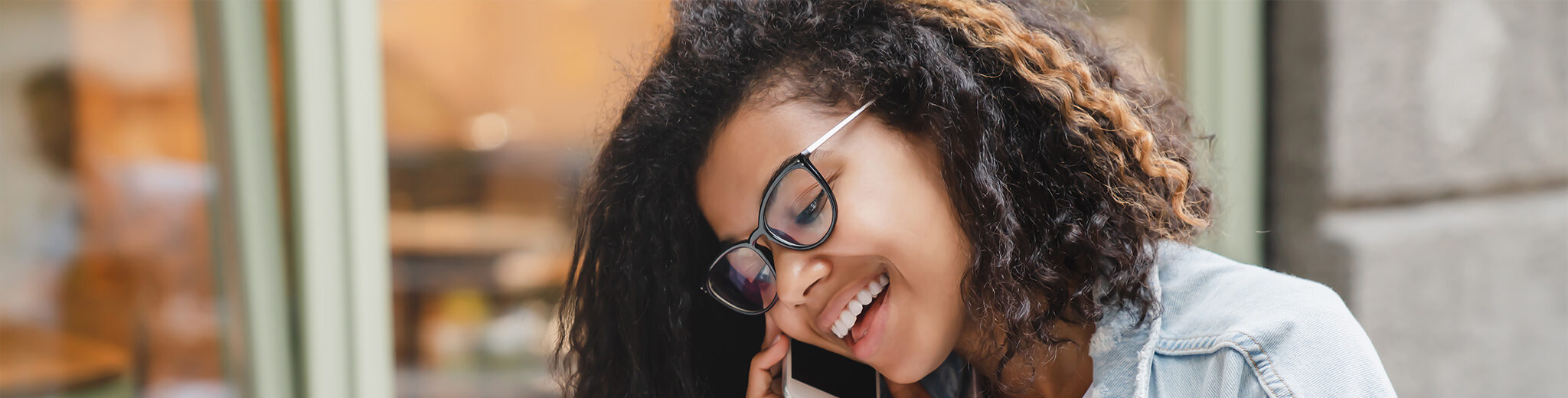 Foto van vrouw met laptop die aan het bellen is