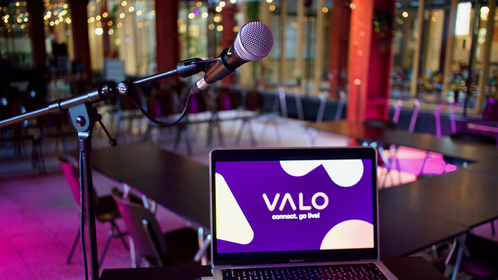 Foto van Valo laptop en microfoon in de zaal