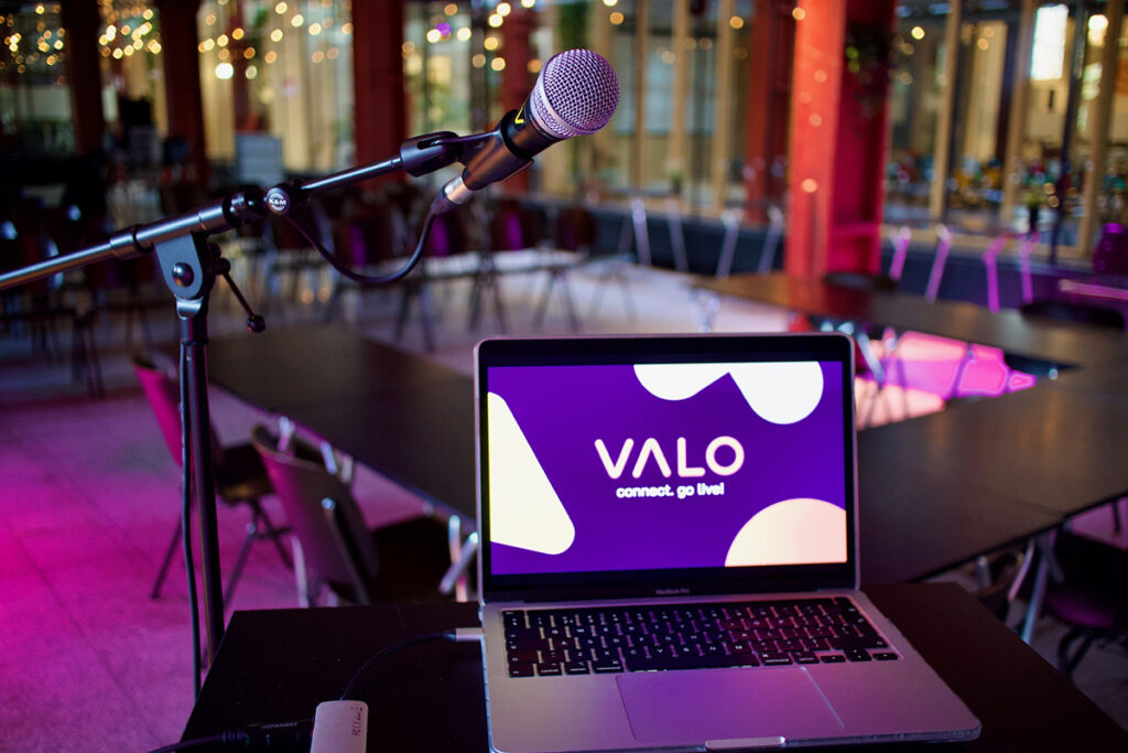Foto van Valo laptop en microfoon in de zaal