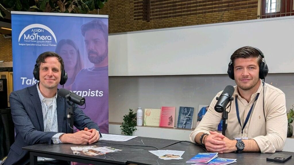 Video-podcastopname met twee sprekers aan tafel op de congresvloer