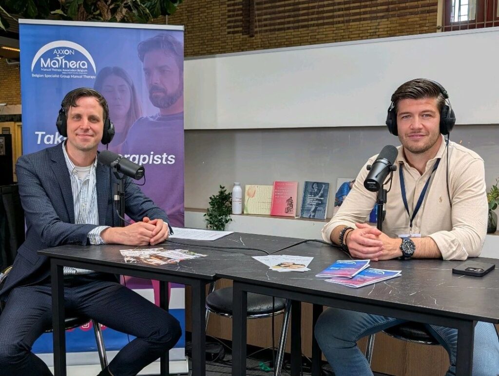 Video-podcastopname met twee sprekers aan tafel op de congresvloer