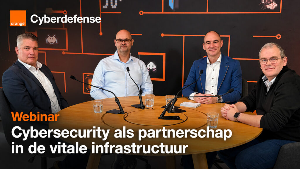 Vier gasten aan een ronde tafel; titelbeeld Webinar: Cybersecurity als partnerschap in de vitale infrastructuur