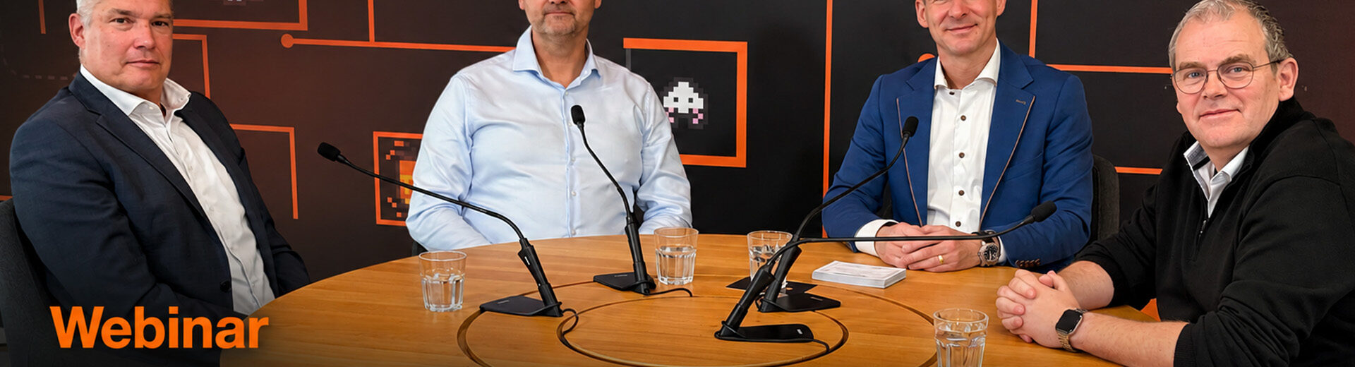Vier gasten aan een ronde tafel; titelbeeld Webinar: Cybersecurity als partnerschap in de vitale infrastructuur
